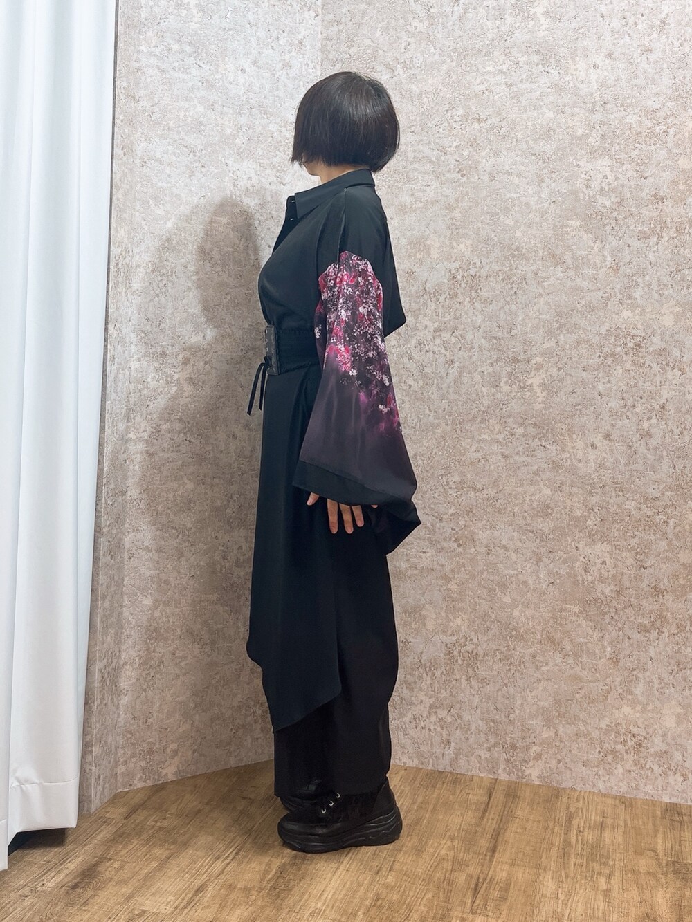 「シャツスタイル、axes femme、AXES-X、REZEN、モノトーン、シャツ、ブラックコーデ、40代ファッション、和洋折衷、桜、スカート風パンツ、モード」｜「axes femmeのレースハイカットスニーカー（スニーカー、ブラック系）」を使った、ジョーさん（レディース・161cm）の春コーディネートの4枚目の写真