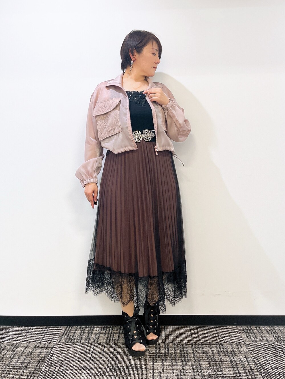 「最近のいい感じコーデ、大人カジュアル、春夏コーデ、シンプルコーデ、お出かけコーデ、axes femme、おでかけコーデ、オトナカジュアル、大人ファッション、大人かわいい、おしゃれさんと繋がりたい」｜「axes femmeのレースアップブーサン（サンダル、ブラック系）」を使った、ジョーさん（レディース・161cm）の春コーディネートの2枚目の写真