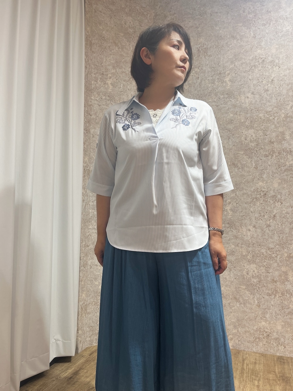 「刺繍、刺繍トップス、夏ルックで気分アップ、axes femme、夏コーデ、大人カジュアルコーデ、カジュアルスタイル、おしゃれさんと繋がりたい、パンツコーデ、ゆるコーデ」｜「axes femmeのオープントゥレースブーツ（ブーツ、ベージュ系）」を使った、ジョーさん（レディース・161cm）の夏コーディネートの2枚目の写真