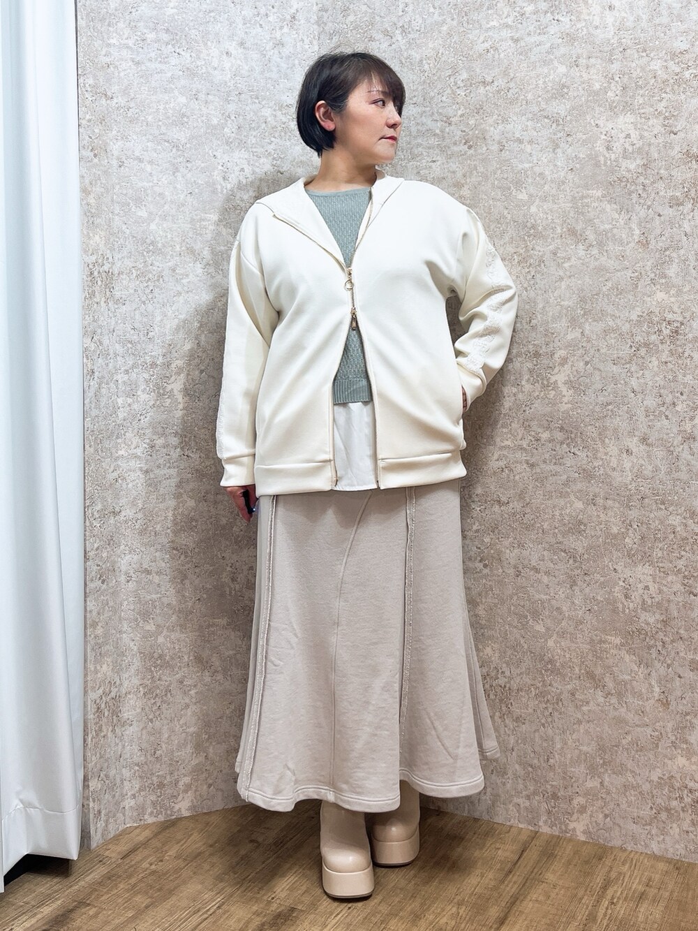 「春色、axes femme、シンプルスタイル、大人カジュアルコーデ、お出かけコーデ、春先取り、春服みてみて、ママファッション、40代ファッション」｜「axes femmeの薔薇エンボス厚底ブーツ（ブーツ、ホワイト系）」を使った、ジョーさん（レディース・161cm）の春コーディネートの3枚目の写真