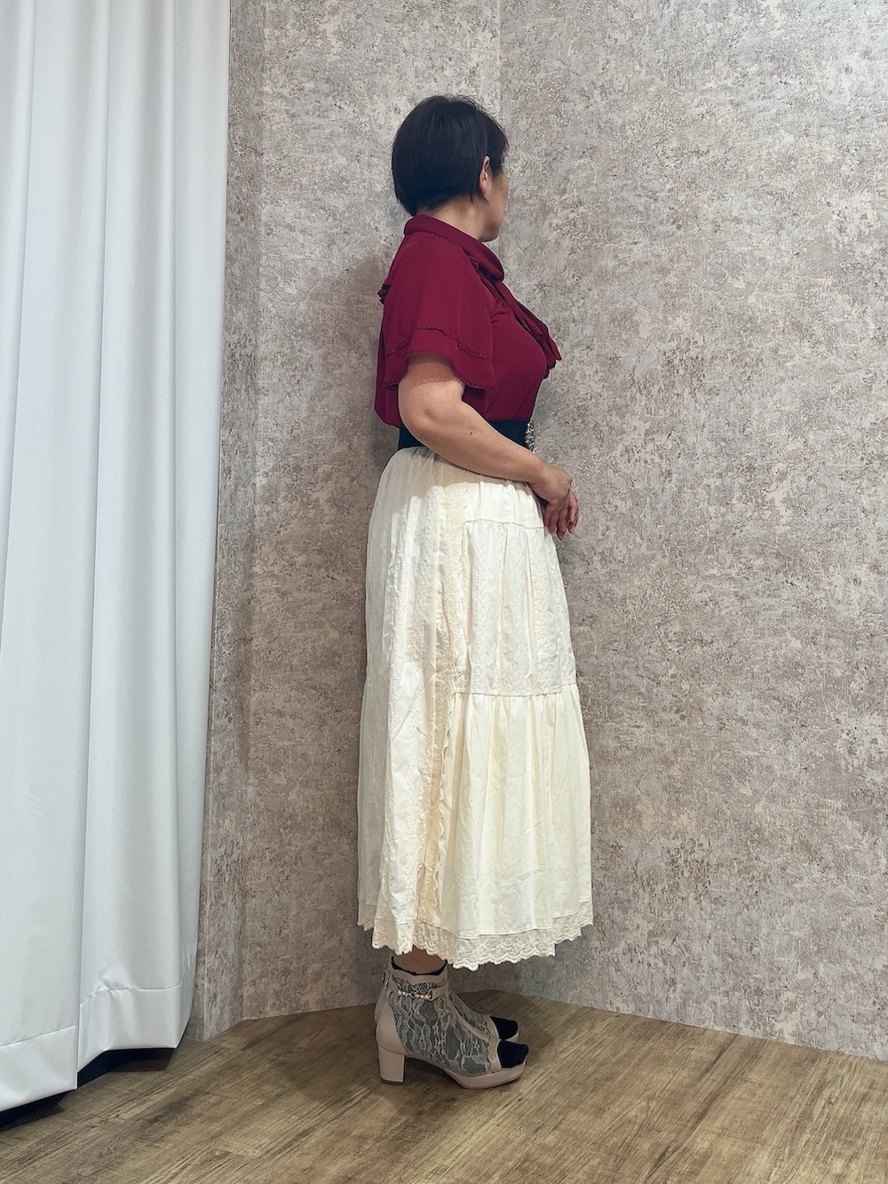 「axes femme、夏ファッション、大人女子、キレイめコーデ、おしゃれさんと繋がりたい、半袖、ブラウス、スカート、スカートスタイル、スカートコーデ」｜「axes femmeのレース使いリボンブラウス（シャツ/ブラウス、レッド系）」を使った、ジョーさん（レディース・161cm）の夏コーディネートの3枚目の写真