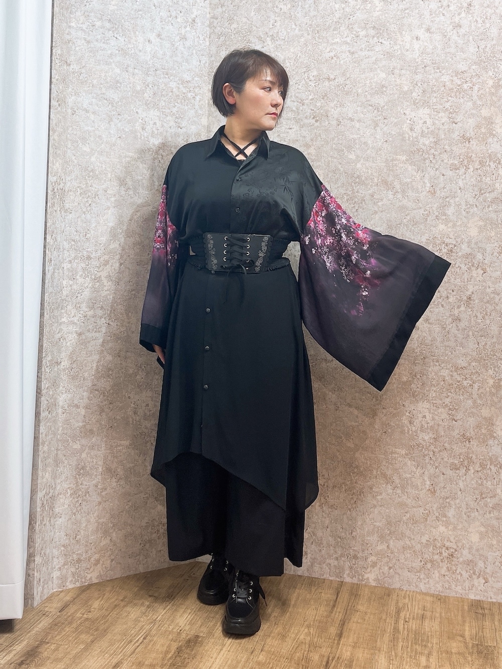 「シャツスタイル、axes femme、AXES-X、REZEN、モノトーン、シャツ、ブラックコーデ、40代ファッション、和洋折衷、桜、スカート風パンツ、モード」｜「axes femmeのレースハイカットスニーカー（スニーカー、ブラック系）」を使った、ジョーさん（レディース・161cm）の春コーディネートの2枚目の写真