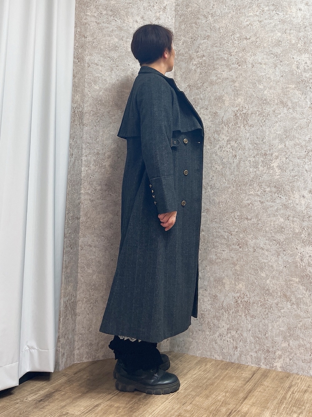 グレー系のダッフルコート、レッド系のワンピース、ブラック系のその他パンツを着用したレディースの秋コーディネートの3枚目の写真