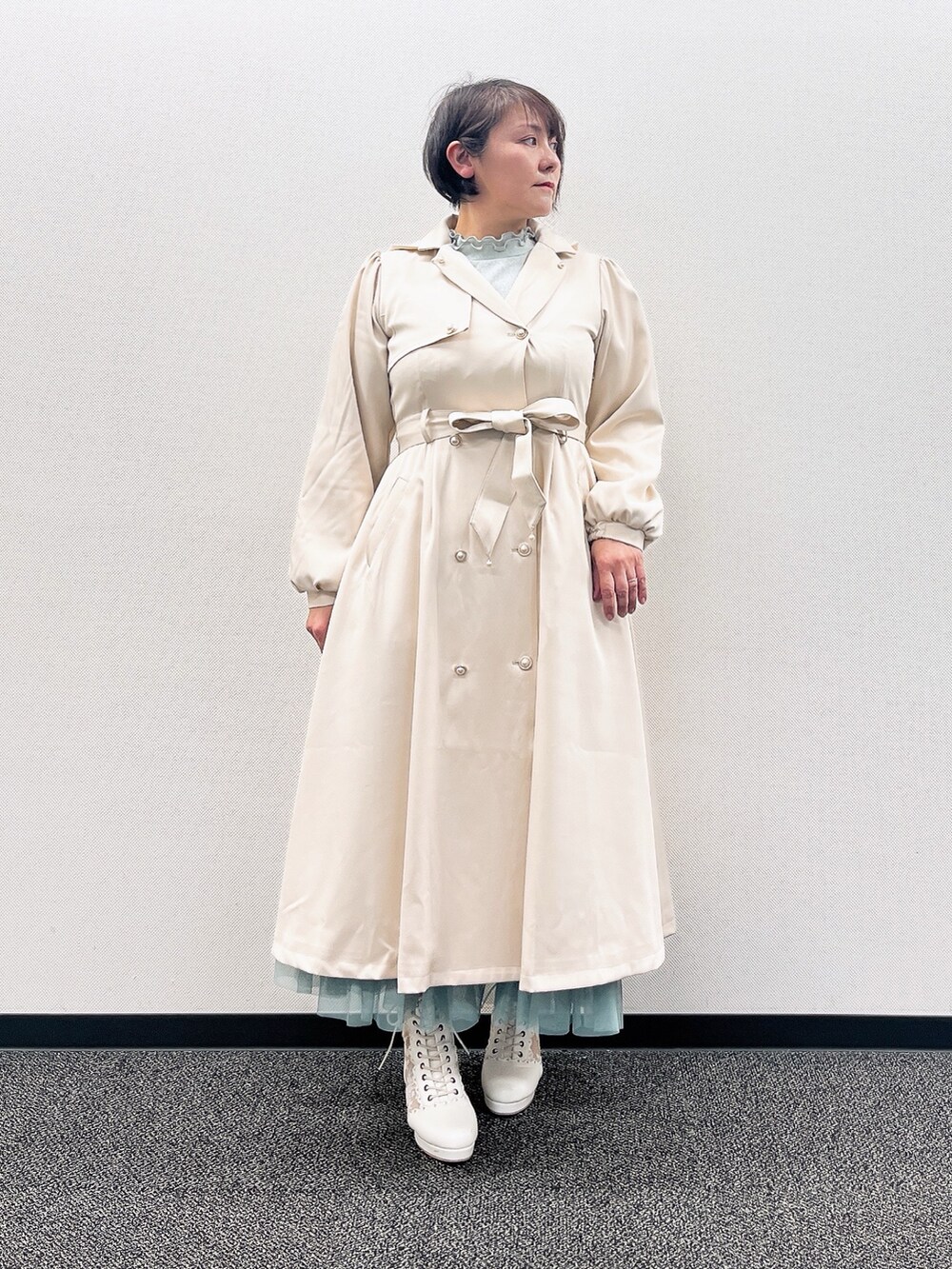 「春色、axes femme、春服、オトナ女子、おしゃれさんと繋がりたい、初春コーデ、大人かわいい、ゆるコーデ、スカートスタイル、春アウター、40代ファッション」|「axes femmeのランダムパールリボンプルオーバー(Tシャツ/カットソー、ホワイト系)」を使った、ジョーさん(レディース・161cm)の冬コーディネートの2枚目の写真