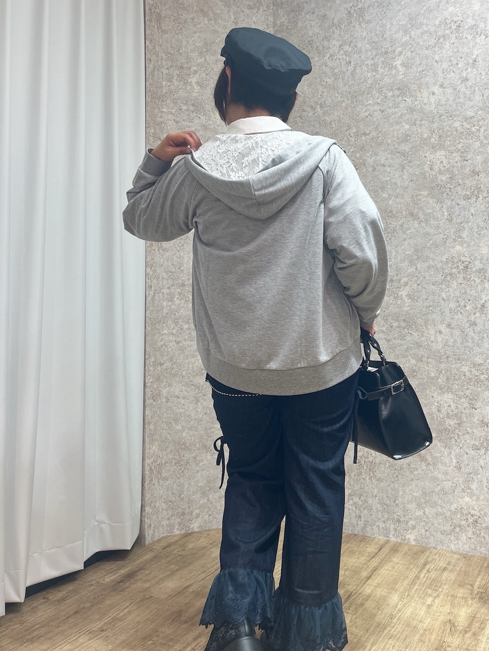 「秋服準備はじめました、axes femme、休日スタイル、デニム、初秋コーデ、オトナカジュアル、ラクチンコーデ、今から使える秋の先取りコーデ、パンツスタイル、秋先取りコーデ、おしゃれさんと繋がりたい」|「axes femmeのバックル使いワークブーツ(ブーツ、ブラック系)」を使った、ジョーさん(レディース・161cm)の夏コーディネートの4枚目の写真