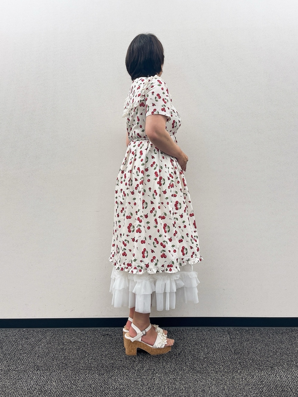 「フリル、お出かけコーデ、ワンピース、休日スタイル、夏コーデ、axes femme、おでかけコーデ、大人可愛い、おしゃれさんと繋がりたい、レース、いいね、save、フォローお願いします🤑、さくらんぼ、さくらんぼ柄」｜「axes femmeのチェリーローズ柄セーラーワンピース（ワンピース、ホワイト系）」を使った、ジョーさん（レディース・161cm）の夏コーディネートの5枚目の写真
