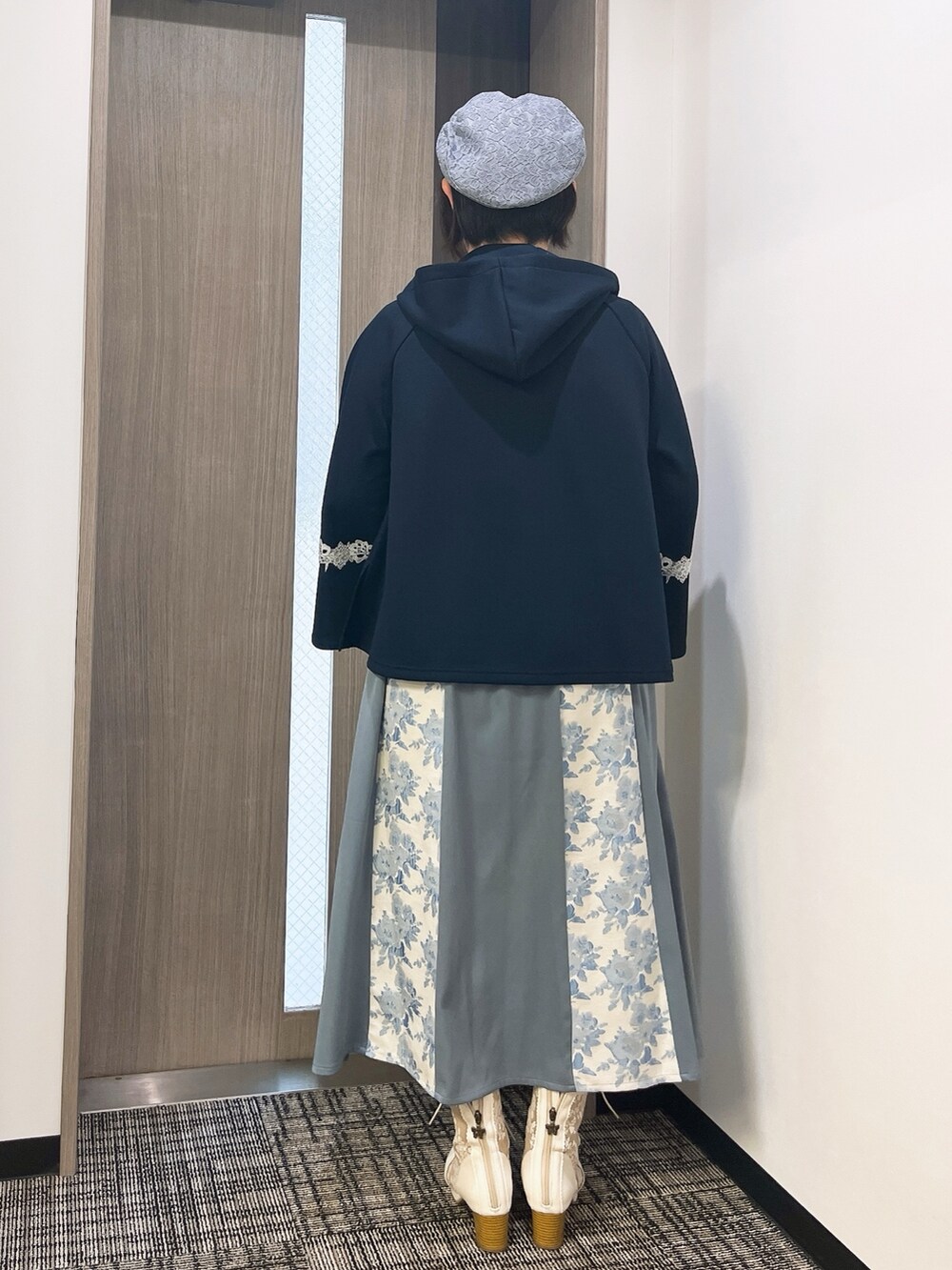 「春色、axes femme、ラクチンコーデ、おしゃれさんと繋がりたい、春服みてみて、はるコーデ、ゆるコーデ、スカートコーデ、お洒落さんとつながりたい」|「axes femmeのフラワーカラーレースリブプルオーバー(Tシャツ/カットソー、ホワイト系)」を使った、ジョーさん(レディース・161cm)の冬コーディネートの5枚目の写真