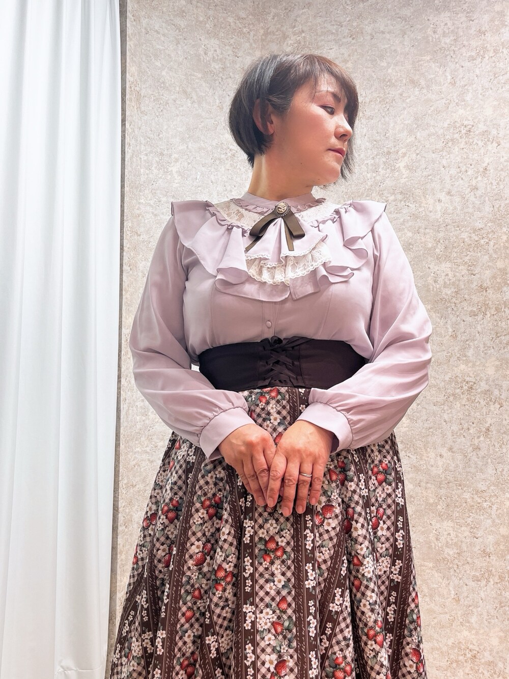 「axes femme、春服コーデ、ブラウス、春、レディースファッション、春カラー」｜「axes femmeのジャボブローチ付きフリルブラウス（シャツ/ブラウス、ピンク系）」を使った、ジョーさん（レディース・161cm）の冬コーディネートの3枚目の写真