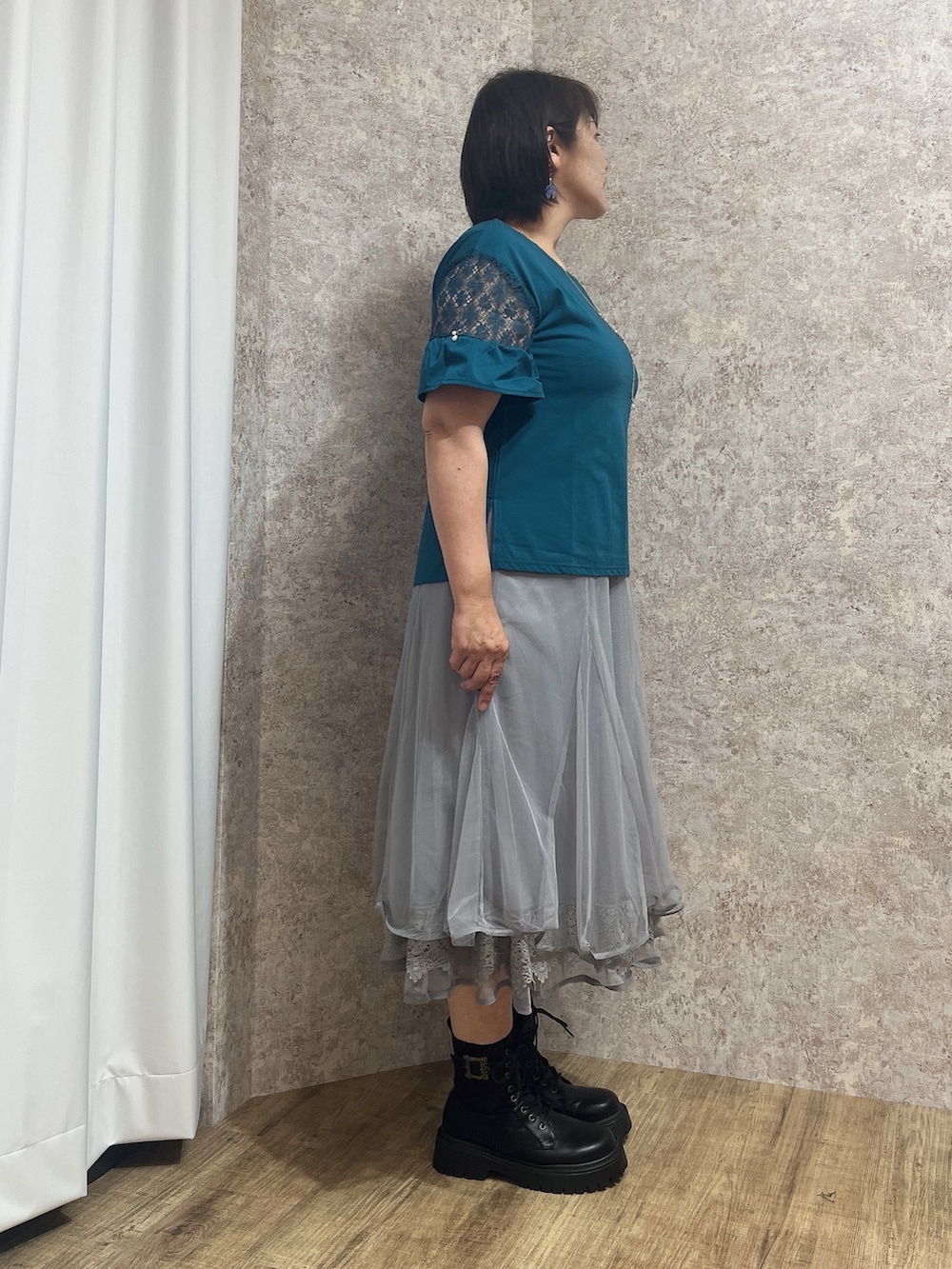 「ネックレス付き、接触冷感、接触冷感Tシャツ、接触冷感素材、接触冷感機能付き、チュールスカート、フェミニン×カジュアル、夏ルックで気分アップ、休日スタイル、シンプルコーデ、きれいめカジュアル、夏コーデ、お出かけコーデ、axes femme、レディースファッション」｜「axes femmeの裾レースチュールスカート（スカート、グレー系）」を使った、ジョーさん（レディース・161cm）の夏コーディネートの4枚目の写真