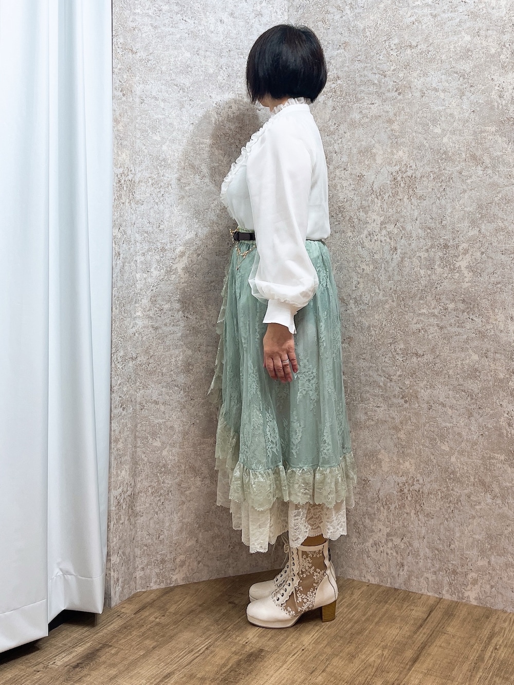 「春色、春めき満開コーデ、淡色コーデ、お出かけコーデ、axes femme、おでかけコーデ、はるコーデ、レディースファッション、オフィススタイル、お出かけスタイル、いいね、save、フォローお願いします🤑、スカートコーデ、レース」｜「axes femmeのチュールフリルハイネックブラウス（シャツ/ブラウス、ホワイト系）」を使った、ジョーさん（レディース・161cm）の春コーディネートの6枚目の写真