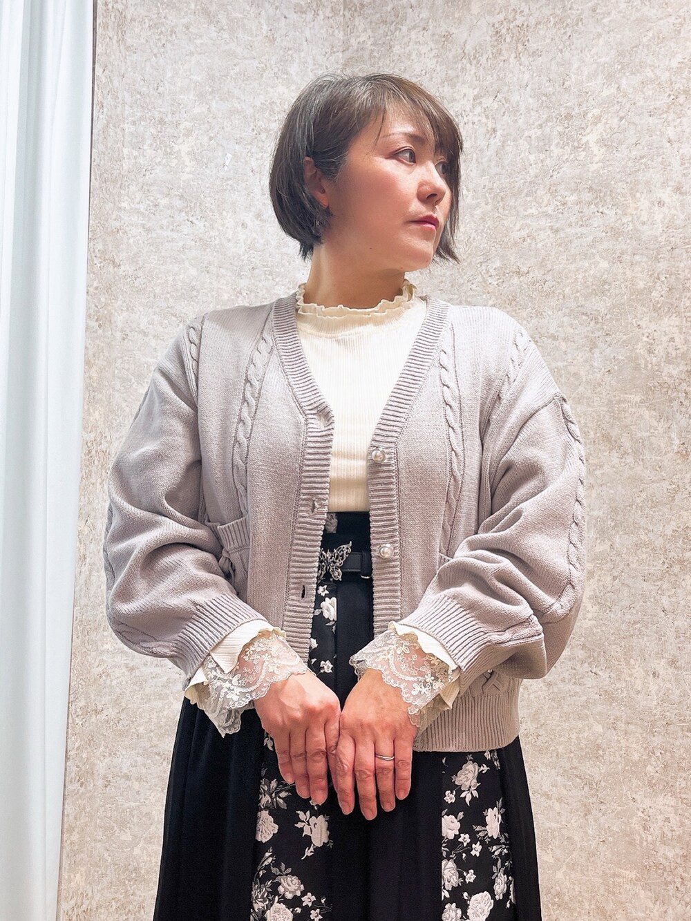 「axes femme、休日スタイル、オトナカジュアル、カジュアルスタイル、キレイめカジュアル、春色、シンプル、40代ファッション」｜「axes femmeのリボンポケットニットカーデ（カーディガン/ボレロ、グレー系）」を使った、ジョーさん（レディース・161cm）の春コーディネートの3枚目の写真