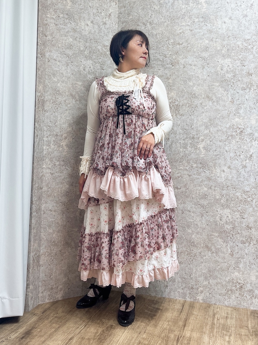 ピンク系のチュニック、ピンク系のスカート、レッド系のパンプスを着用したレディースの秋コーディネートの3枚目の写真