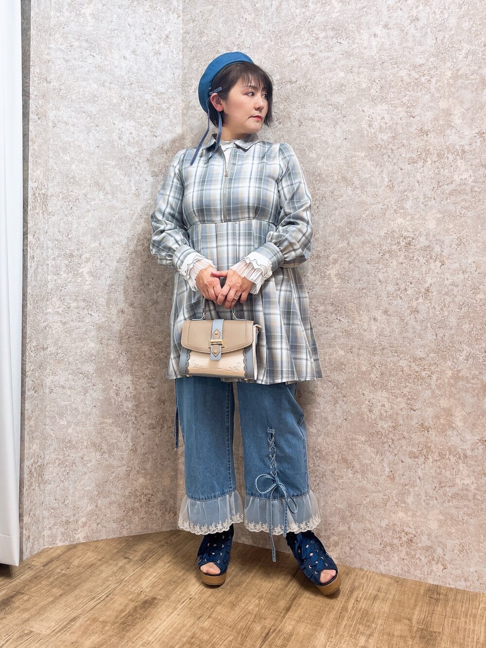 「春色、axes femme、レディースファッション、大人カジュアルコーデ、春服、40代ファッション、パンツスタイル、チェックワンピース」|「axes femmeのフラワーカラーレースリブプルオーバー(Tシャツ/カットソー、ホワイト系)」を使った、ジョーさん(レディース・161cm)の春コーディネートの2枚目の写真