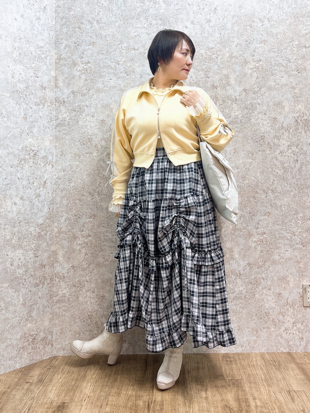 「チェック、リボン、大人カジュアル、デートコーデ、お出かけコーデ、axes femme、春服コーデ、オトナカジュアル、春カラー、おしゃれさんと繋がりたい、ママファッション、おでかけコーデ」｜「axes femmeのダンボールニットトラックジャケット（ブルゾン、イエロー系）」を使った、ジョーさん（レディース・161cm）の春コーディネートの2枚目の写真