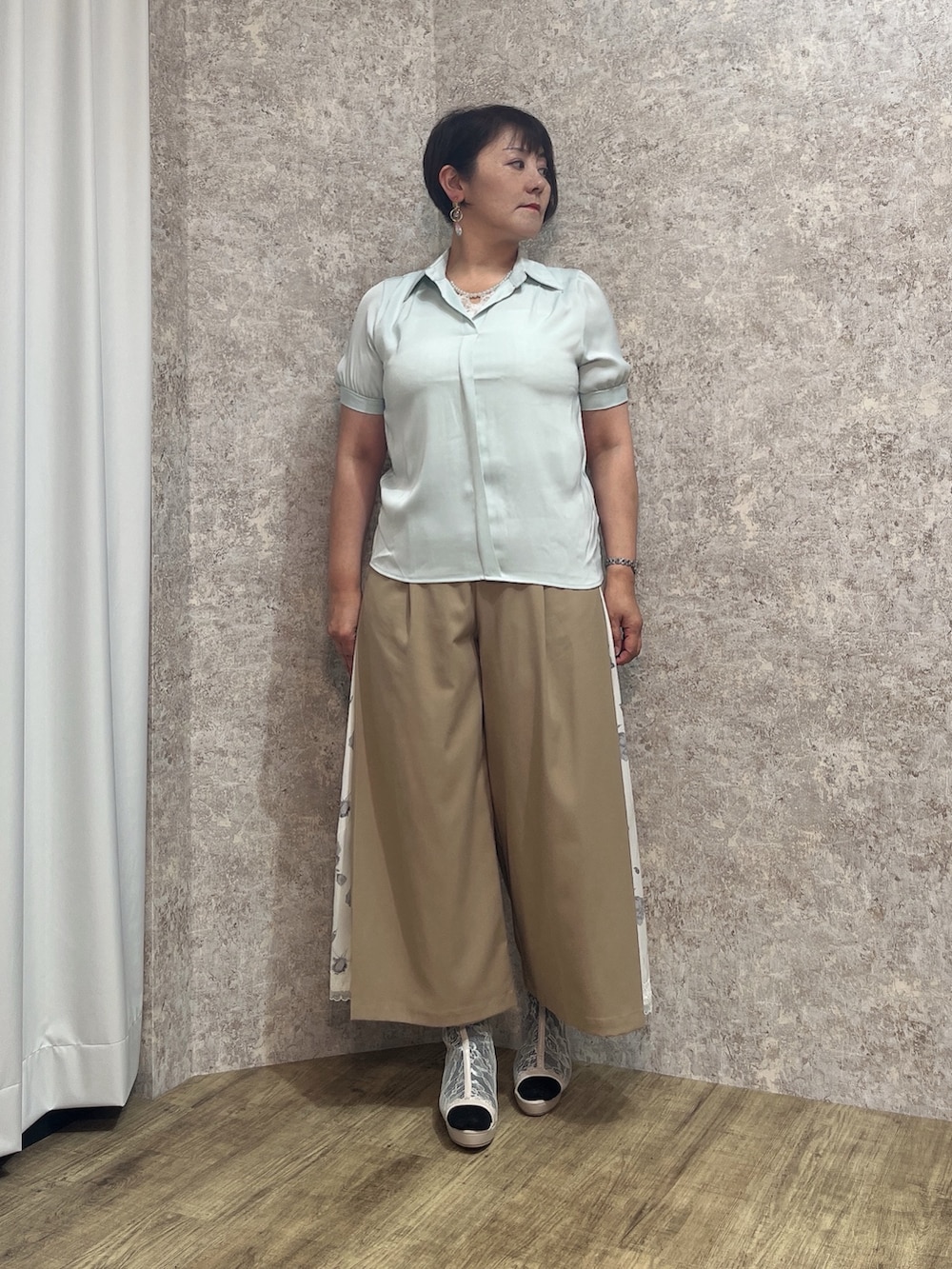 「ワイドパンツ、パール付きトップス、パール付き、キレイめカジュアル、きれいめカジュアル、axes femme、夏ファッション、オトナ女子、パンツコーデ、キレイめコーデ、おしゃれさんと繋がりたい」｜「axes femmeのオープントゥレースブーツ（ブーツ、ベージュ系）」を使った、ジョーさん（レディース・161cm）の夏コーディネートの2枚目の写真