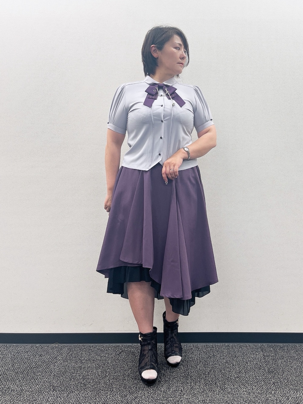 「クラシカル、パープル、パープルコーデ、夏ルックで気分アップ、axes femme、夏コーデ、お出かけコーデ、夏物、シャツ/ブラウス、ブラウスコーデ、スカートスタイル、夏服コーデ」｜「axes femmeのオープントゥレースブーツ（ブーツ、ブラック系）」を使った、ジョーさん（レディース・161cm）の夏コーディネートの2枚目の写真