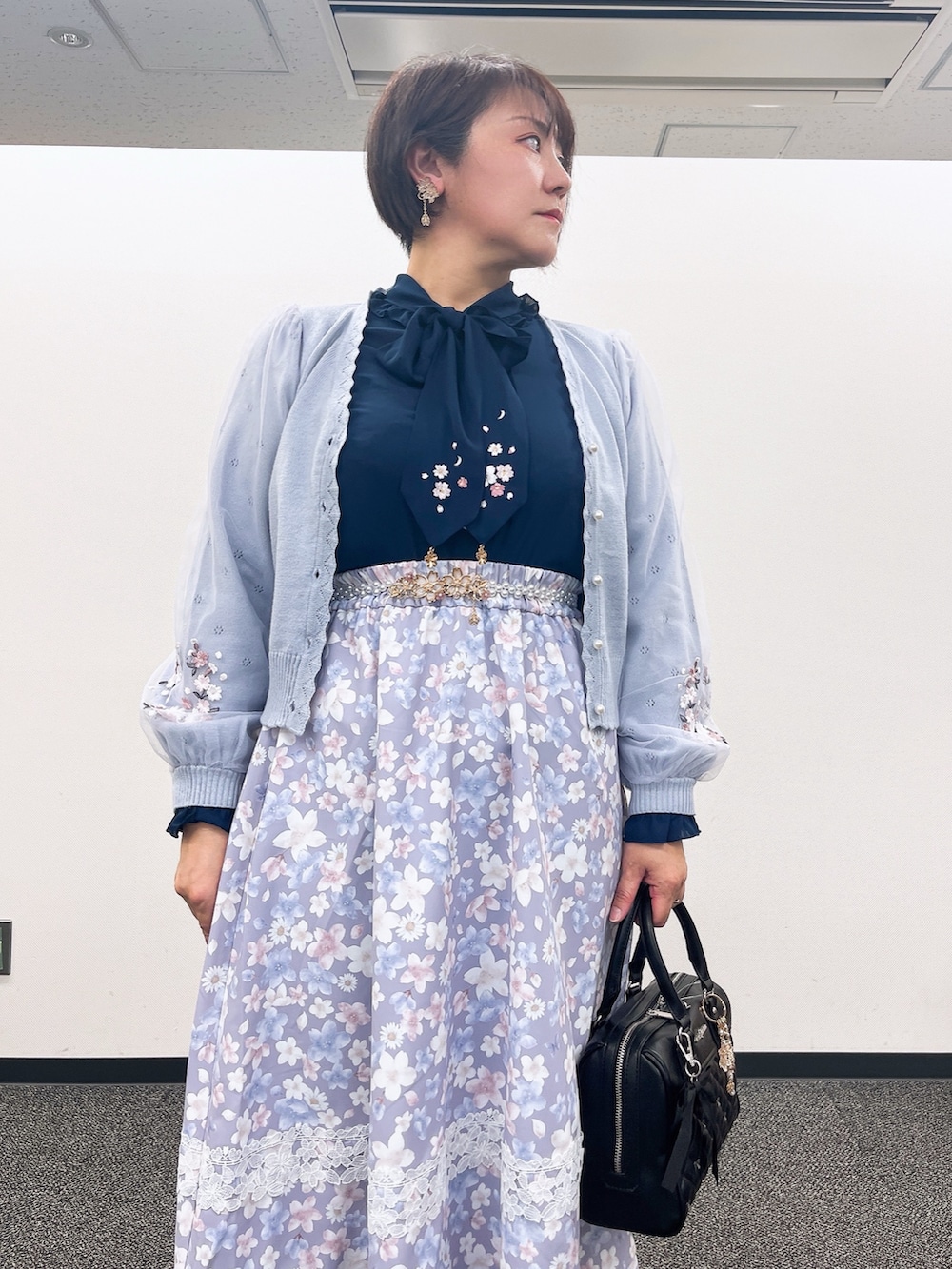 「axes femme、春服コーデ、大人女子、レディースファッション、春先取り、きれいめコーディネート、桜、フェミニン」|「axes femmeのサクラ装飾イヤリング(イヤリング、ホワイト系)」を使った、ジョーさん(レディース・161cm)の冬コーディネートの8枚目の写真