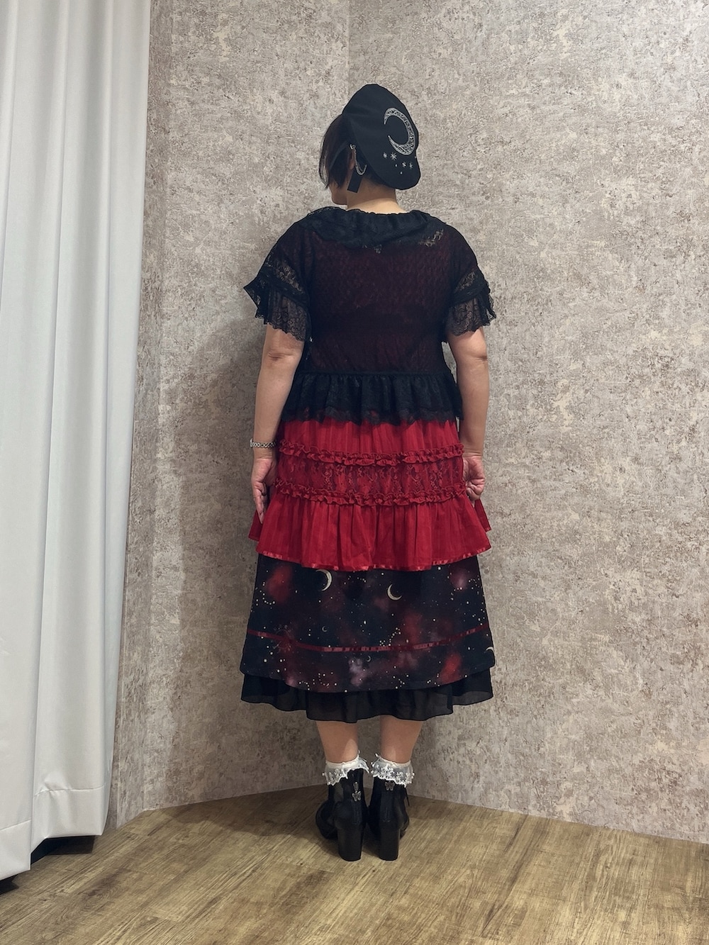 「赤×黒、チュニック、チュニックワンピ、チュニックコーデ、フェミニン、フェスコーデ、axes femme、夏コーデ、おしゃれさんと繋がりたい」｜「axes femmeのチュールレースアップブーツ（ブーツ、ブラック系）」を使った、ジョーさん（レディース・161cm）の夏コーディネートの5枚目の写真
