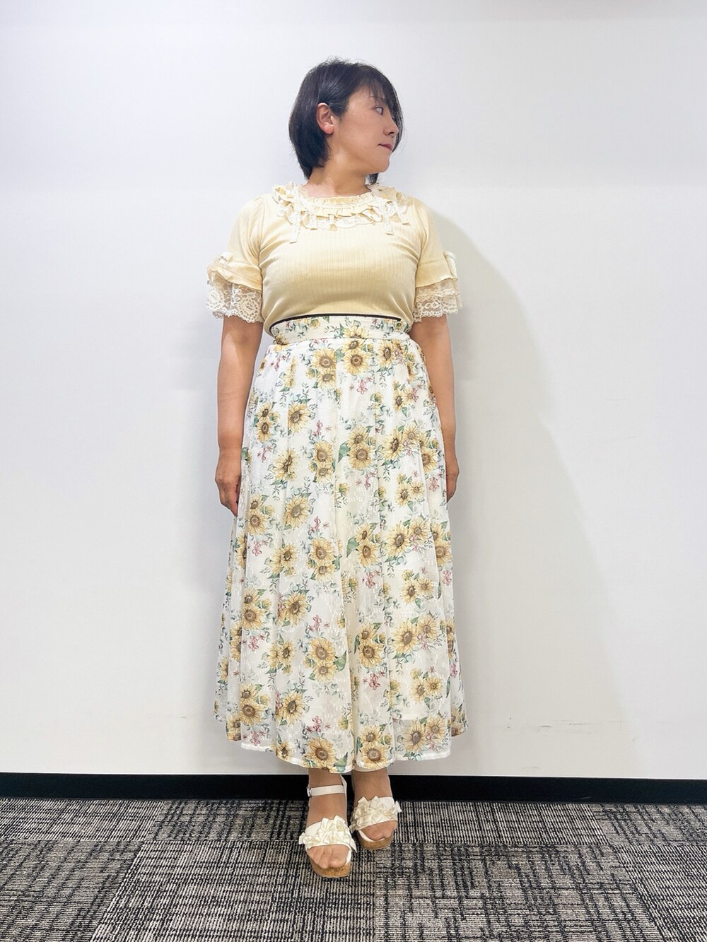 「ひまわり、ひまわり畑コーデ、フリル、リボン、デートコーデ、ロングスカート、夏コーデ、axes femme、おでかけコーデ、大人かわいい、お洒落さんとつながりたい、淡色女子」｜「axes femmeのサマーニットボレロ（カーディガン/ボレロ、ホワイト系）」を使った、ジョーさん（レディース・161cm）の夏コーディネートの3枚目の写真