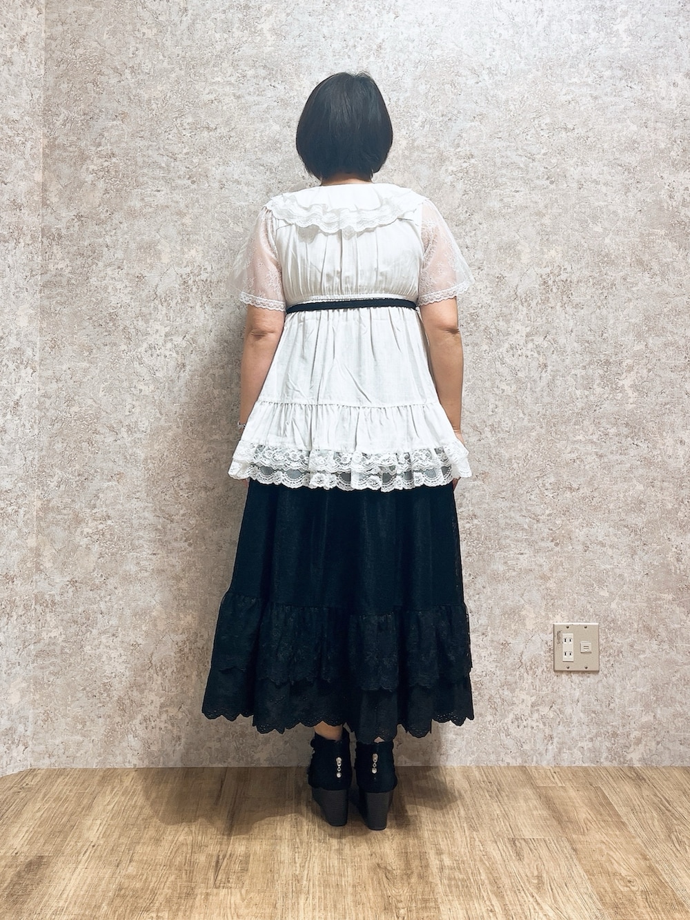 「モノトーン、お出かけコーデ、デートコーデ、axes femme、大人女子、夏服コーデ、ゆるシルエット、スカートスタイル、夏コーデ、きれいめコーディネート」｜「axes femmeのボリュームフリルチュニック（チュニック、ホワイト系）」を使った、ジョーさん（レディース・161cm）の春コーディネートの5枚目の写真