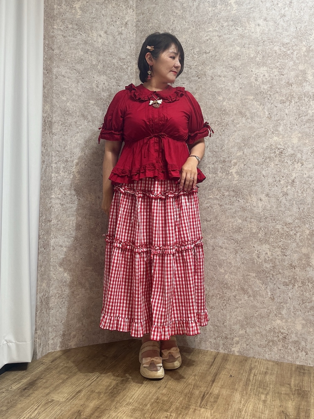 「赤、フリル、axes femme POETIQUE、Chalmiere、大人かわいい」｜「Chalmiereのクラシックコットンブラウス（シャツ/ブラウス、レッド系）」を使った、ジョーさん（レディース・161cm）の夏コーディネートの3枚目の写真