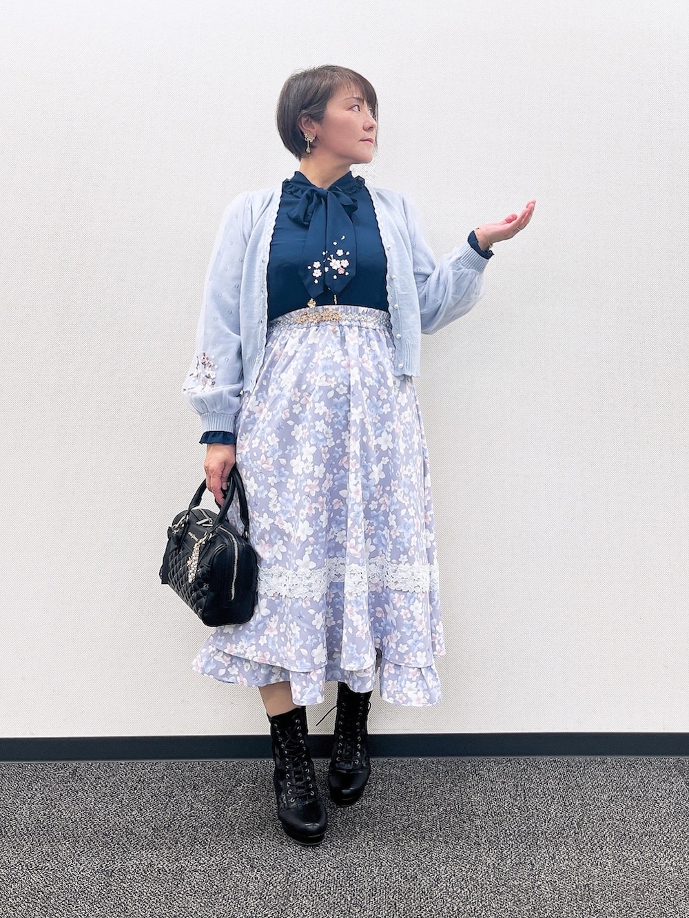 「axes femme、春服コーデ、大人女子、レディースファッション、春先取り、きれいめコーディネート、桜、フェミニン」|「axes femmeのサクラ装飾イヤリング(イヤリング、ホワイト系)」を使った、ジョーさん(レディース・161cm)の冬コーディネートの2枚目の写真