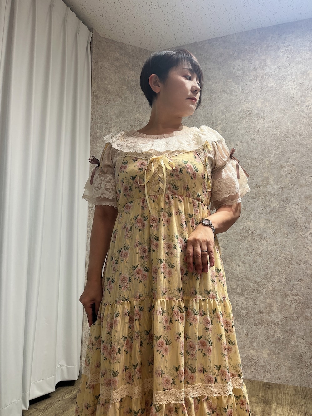「フェミニン、フェミニンコーデ、フェミニンワンピース、夏ルックで気分アップ、axes femme、おでかけコーデ、オトナ女子、夏コーデ、イエロー、イエローコーデ」｜「axes femmeのオープントゥレースブーツ（ブーツ、ベージュ系）」を使った、ジョーさん（レディース・161cm）の夏コーディネートの2枚目の写真