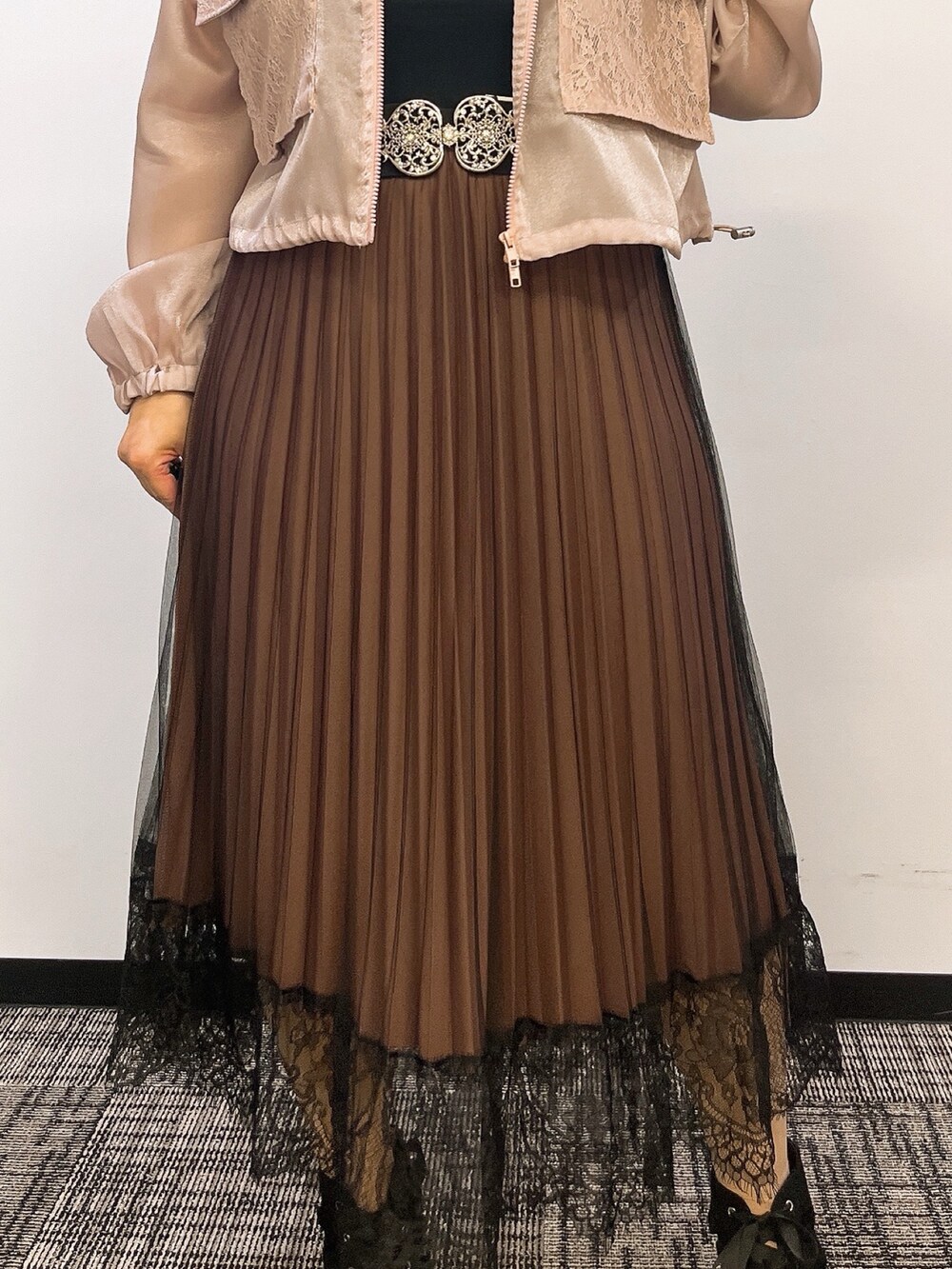 「最近のいい感じコーデ、大人カジュアル、春夏コーデ、シンプルコーデ、お出かけコーデ、axes femme、おでかけコーデ、オトナカジュアル、大人ファッション、大人かわいい、おしゃれさんと繋がりたい」｜「axes femmeのレースアップブーサン（サンダル、ブラック系）」を使った、ジョーさん（レディース・161cm）の春コーディネートの4枚目の写真