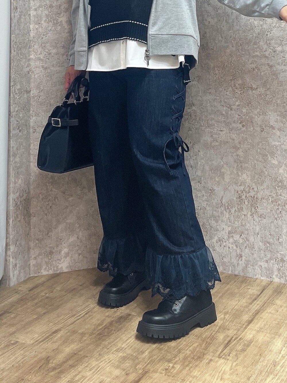 「秋服準備はじめました、axes femme、休日スタイル、デニム、初秋コーデ、オトナカジュアル、ラクチンコーデ、今から使える秋の先取りコーデ、パンツスタイル、秋先取りコーデ、おしゃれさんと繋がりたい」|「axes femmeのバックル使いワークブーツ(ブーツ、ブラック系)」を使った、ジョーさん(レディース・161cm)の夏コーディネートの5枚目の写真