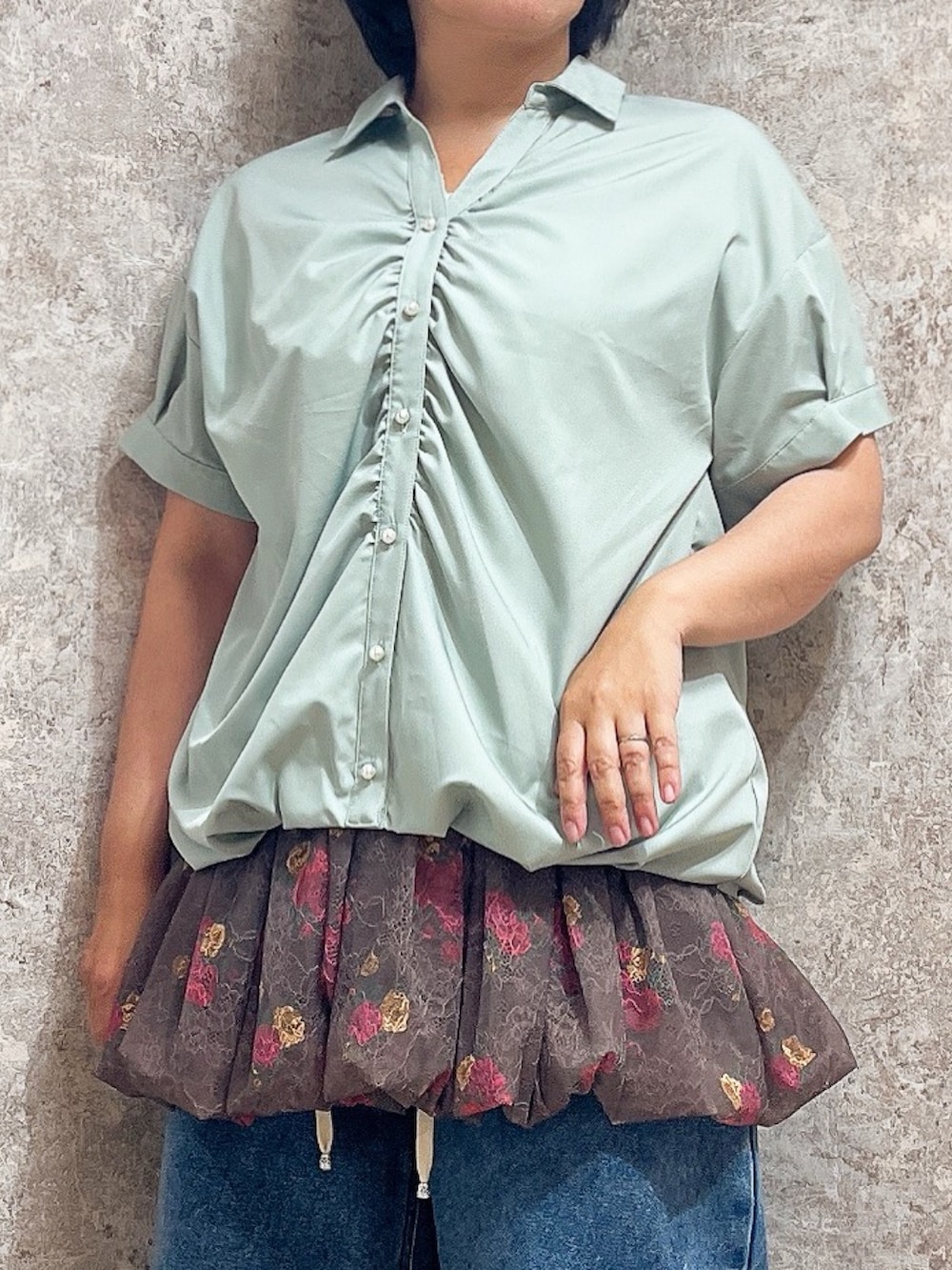 「お出かけコーデ、夏コーデ、axes femme、オトナカジュアル、オトナカワイイ、夏服コーデ、パンツスタイル、ミニスカート、ミニスカートコーデ」｜「axes femmeのブーケレースバルーンミニスカート（スカート、ブラウン系）」を使った、ジョーさん（レディース・161cm）の夏コーディネートの3枚目の写真