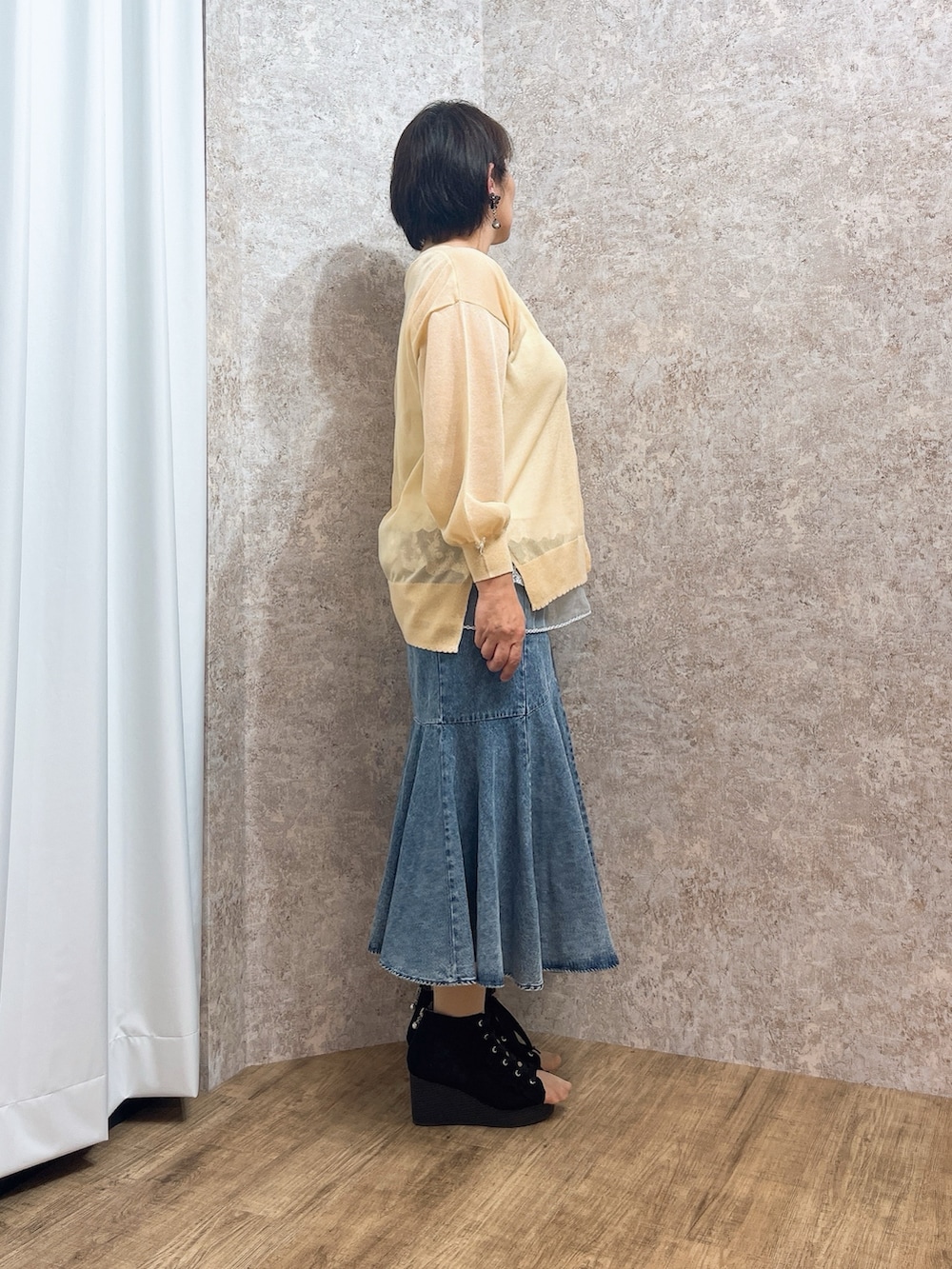 「イエローコーデ、イエロー、シアー、デニムスカート、最近のいい感じコーデ、大人カジュアル、axes femme、デニム、お出かけコーデ、マーメイドスカート、大人女子」｜「axes femmeのレースアップブーサン（サンダル、ブラック系）」を使った、ジョーさん（レディース・161cm）の春コーディネートの6枚目の写真