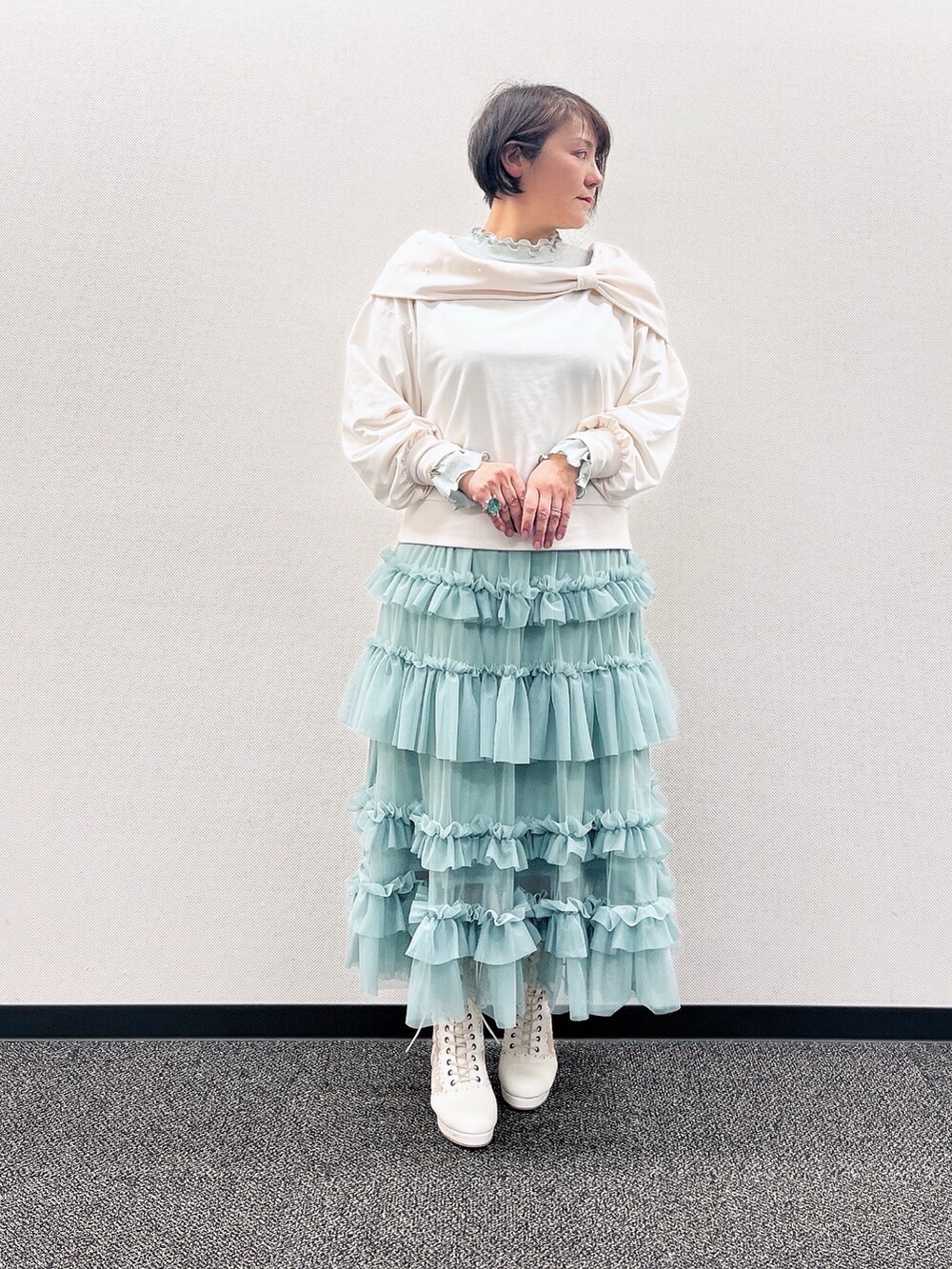 「春色、axes femme、春服、オトナ女子、おしゃれさんと繋がりたい、初春コーデ、大人かわいい、ゆるコーデ、スカートスタイル、春アウター、40代ファッション」|「axes femmeのランダムパールリボンプルオーバー(Tシャツ/カットソー、ホワイト系)」を使った、ジョーさん(レディース・161cm)の冬コーディネートの5枚目の写真