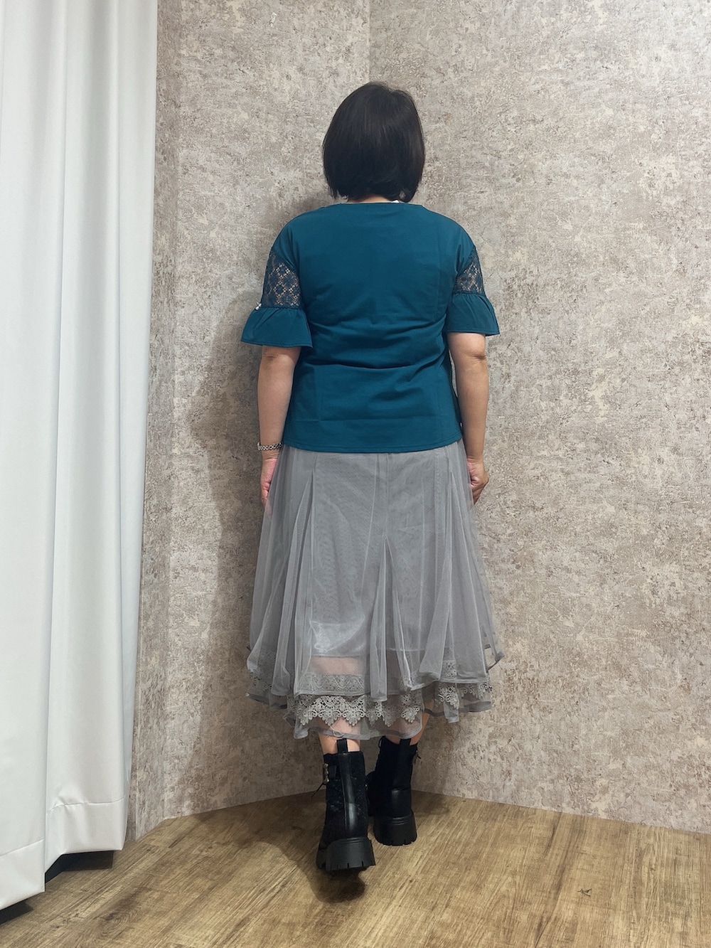 「ネックレス付き、接触冷感、接触冷感Tシャツ、接触冷感素材、接触冷感機能付き、チュールスカート、フェミニン×カジュアル、夏ルックで気分アップ、休日スタイル、シンプルコーデ、きれいめカジュアル、夏コーデ、お出かけコーデ、axes femme、レディースファッション」｜「axes femmeの裾レースチュールスカート（スカート、グレー系）」を使った、ジョーさん（レディース・161cm）の夏コーディネートの5枚目の写真
