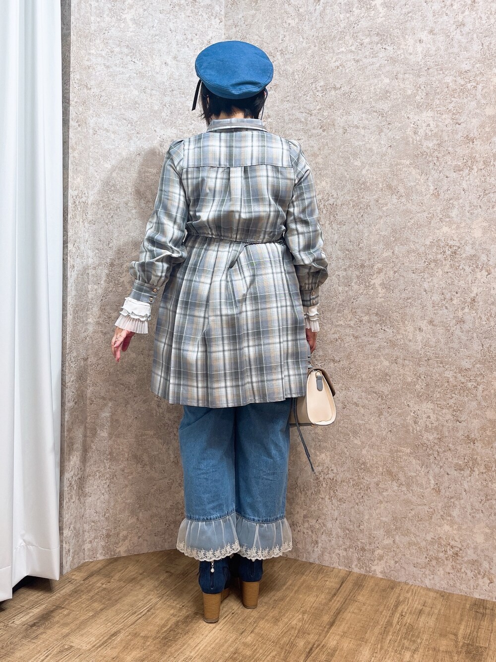 「春色、axes femme、レディースファッション、大人カジュアルコーデ、春服、40代ファッション、パンツスタイル、チェックワンピース」|「axes femmeのフラワーカラーレースリブプルオーバー(Tシャツ/カットソー、ホワイト系)」を使った、ジョーさん(レディース・161cm)の春コーディネートの5枚目の写真