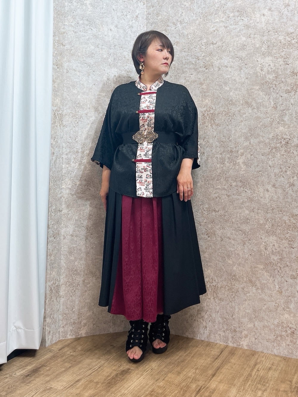 「最近のいい感じコーデ、お出かけコーデ、axes femme、AXES-X、いいね、save、フォローお願いします🤑、シャツ/ブラウス、麻雀、赤黒」｜「AXES-Xの麻雀牌プリントチャイナシャツ（シャツ/ブラウス、ブラック系）」を使った、ジョーさん（レディース・161cm）の春コーディネートの3枚目の写真