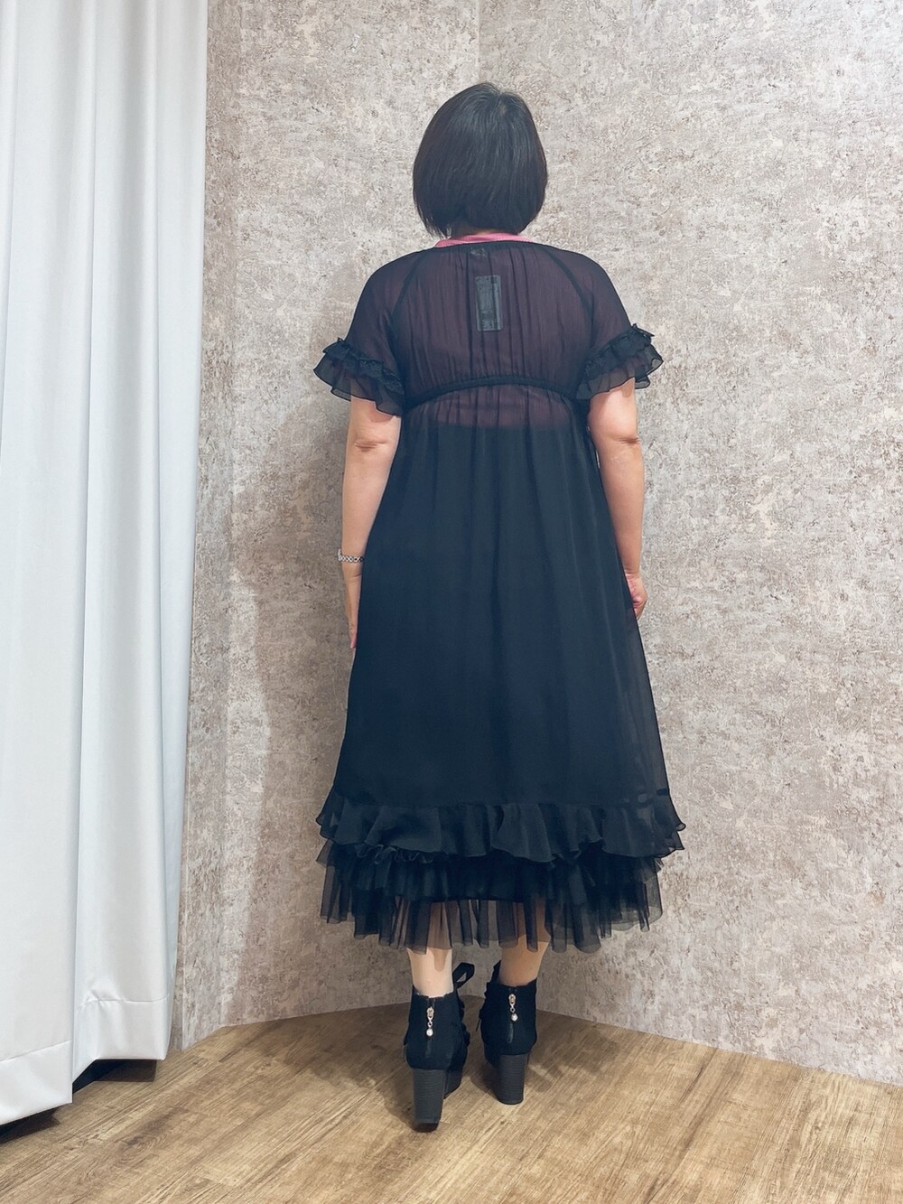 「薔薇刺繍、薔薇、レイヤードスタイル、夏コーデ、axes femme、夏服、オトナ女子、ブラック、レイヤード」｜「axes femmeのレースアップブーサン（サンダル、ブラック系）」を使った、ジョーさん（レディース・161cm）の夏コーディネートの5枚目の写真