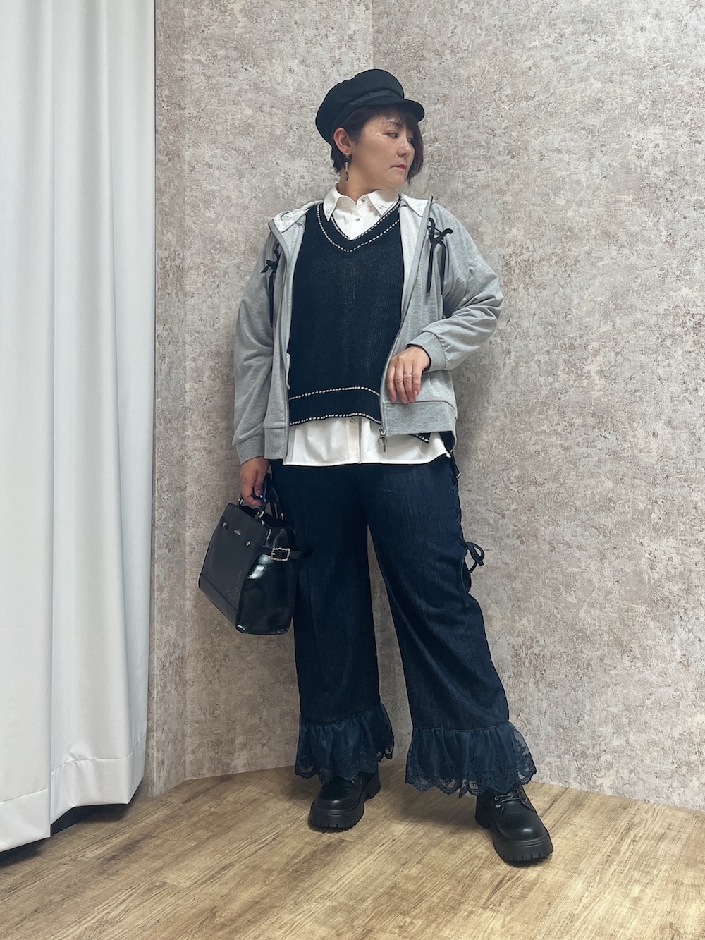 「秋服準備はじめました、axes femme、休日スタイル、デニム、初秋コーデ、オトナカジュアル、ラクチンコーデ、今から使える秋の先取りコーデ、パンツスタイル、秋先取りコーデ、おしゃれさんと繋がりたい」|「axes femmeのバックル使いワークブーツ(ブーツ、ブラック系)」を使った、ジョーさん(レディース・161cm)の夏コーディネートの2枚目の写真