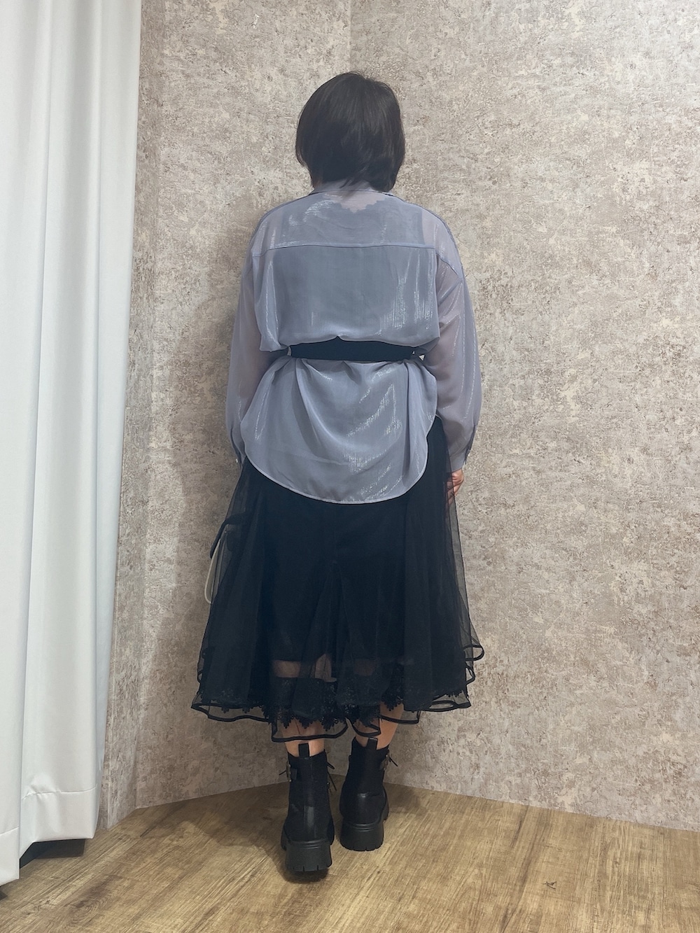 「キラキラ、シアーシャツ、シアー、夏ルックで気分アップ、axes femme、夏ファッション、オトナカジュアル、夏、お洒落さんとつながりたい、骨格ストレート、ぽっちゃり、きれいめカジュアル」｜「axes femmeのラメシアーシャツ（シャツ/ブラウス、グレー系）」を使った、ジョーさん（レディース・161cm）の夏コーディネートの6枚目の写真