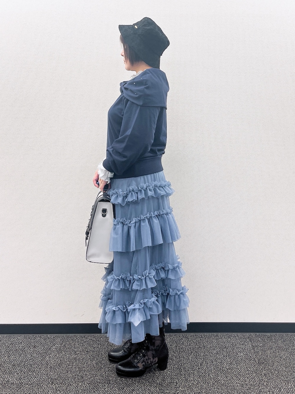 「axes femme、春、休日スタイル、大人女子、お出かけコーデ、ゆったり、ゆったりシルエット、ふんわりスカート、ふんわりフェミニン、リボン」|「axes femmeのレース切替編み上げブーツ(ブーツ、ブラック系)」を使った、ジョーさん(レディース・161cm)の冬コーディネートの4枚目の写真