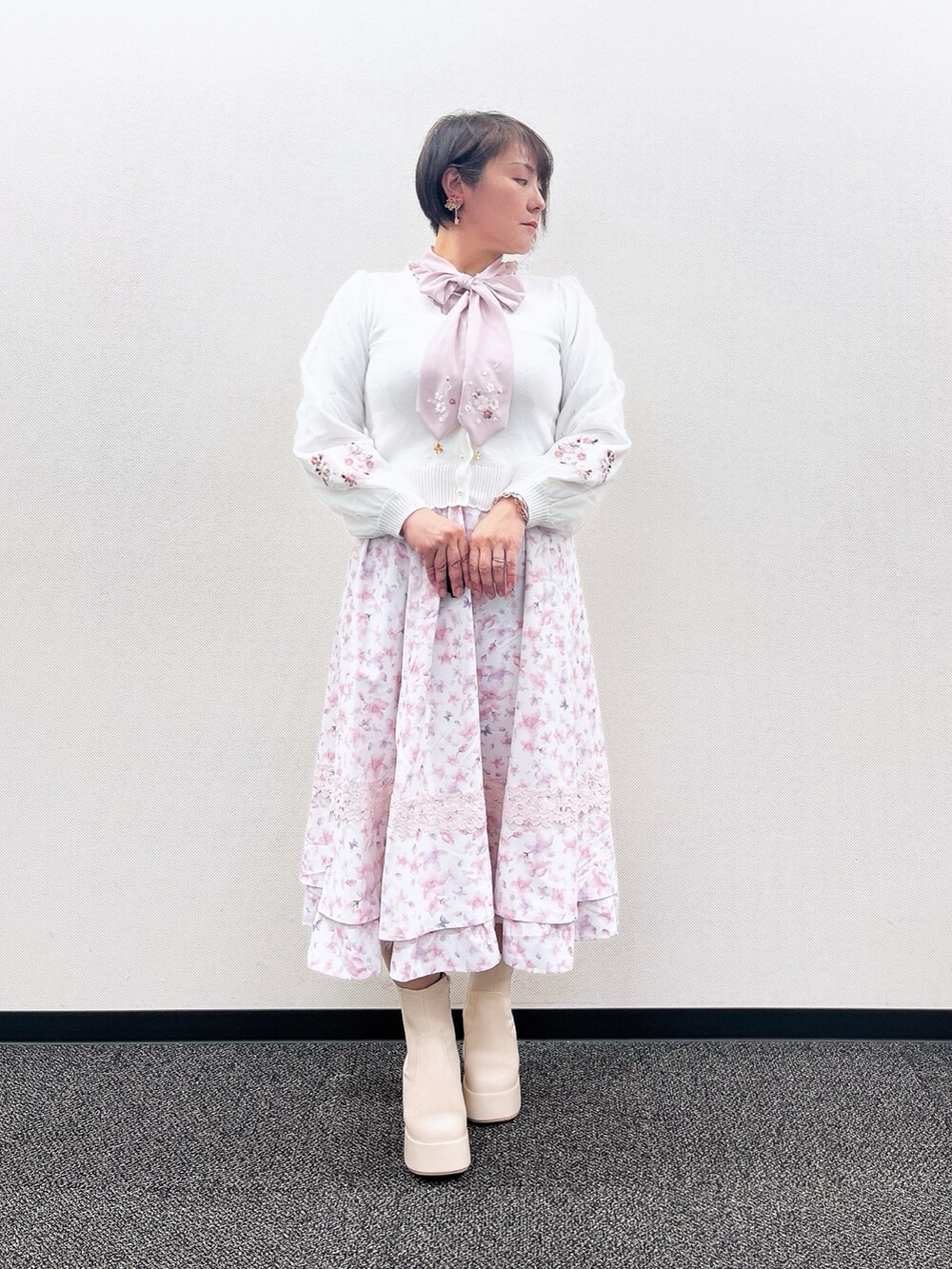 「axes femme、春先取り、おでかけコーデ、春カラー、おしゃれさんと繋がりたい、大人可愛い、休日スタイル、初春コーデ、女子会コーデ、大人かわいい、お出かけコーデ、お洒落さんとつながりたい、桜、桜色、花見」|「axes femmeのサクラ刺繍リボンブラウス(シャツ/ブラウス、ピンク系)」を使った、ジョーさん(レディース・161cm)の冬コーディネートの2枚目の写真