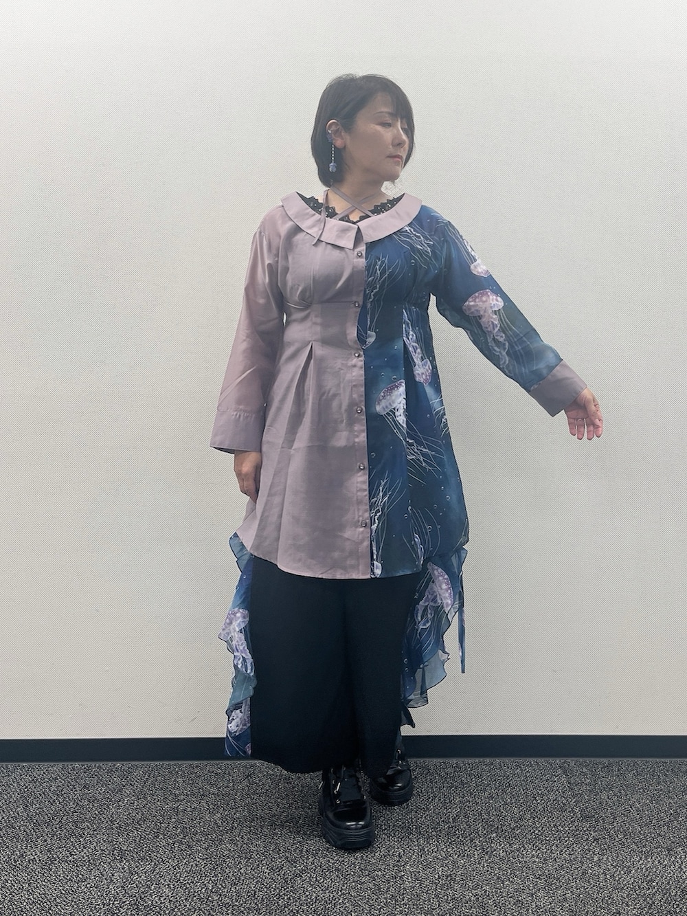 「海月、海、水族館、パンツコーデ、パンツスタイル、タンクトップ、axes femme、axes femme POETIQUE、夏ファッション、大人女子、夏服、キレイめコーデ、おしゃれさんと繋がりたい、シャツ好き集まれ」｜「axes femmeの吸水速乾チュールレースタンク（タンクトップ、ブラック系）」を使った、ジョーさん（レディース・161cm）の夏コーディネートの3枚目の写真