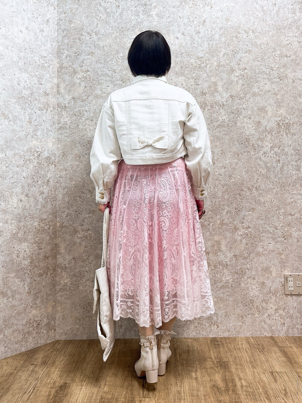 「ジャケット、スカーフ、春色、春めき満開コーデ、大人カジュアル、axes femme、大人カジュアルコーデ、春服コーデ、デニムコーデ、お花見コーデ、春服みてみて」|「axes femmeのフルーツ刺繍ストール(ストール/ショール、ピンク系)」を使った、ジョーさん(レディース・161cm)の春コーディネートの4枚目の写真