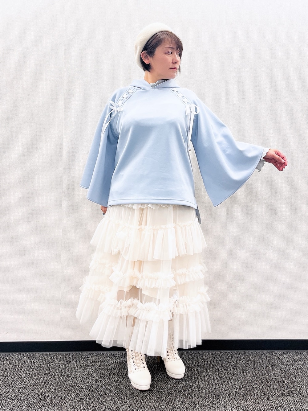 「axes femme、大人かわいい、春服、ラクチンコーデ、春、休日スタイル、オトナカワイイ、ママファッション、お洒落さんとつながりたい、ゆったり、ゆったりシルエット、ふわふわ、ふわふわスカート、ぼうしかぶってみた、40代ファッション」|「axes femmeの2WAYラメリブプルオーバー(Tシャツ/カットソー、ホワイト系)」を使った、ジョーさん(レディース・161cm)の冬コーディネートの2枚目の写真
