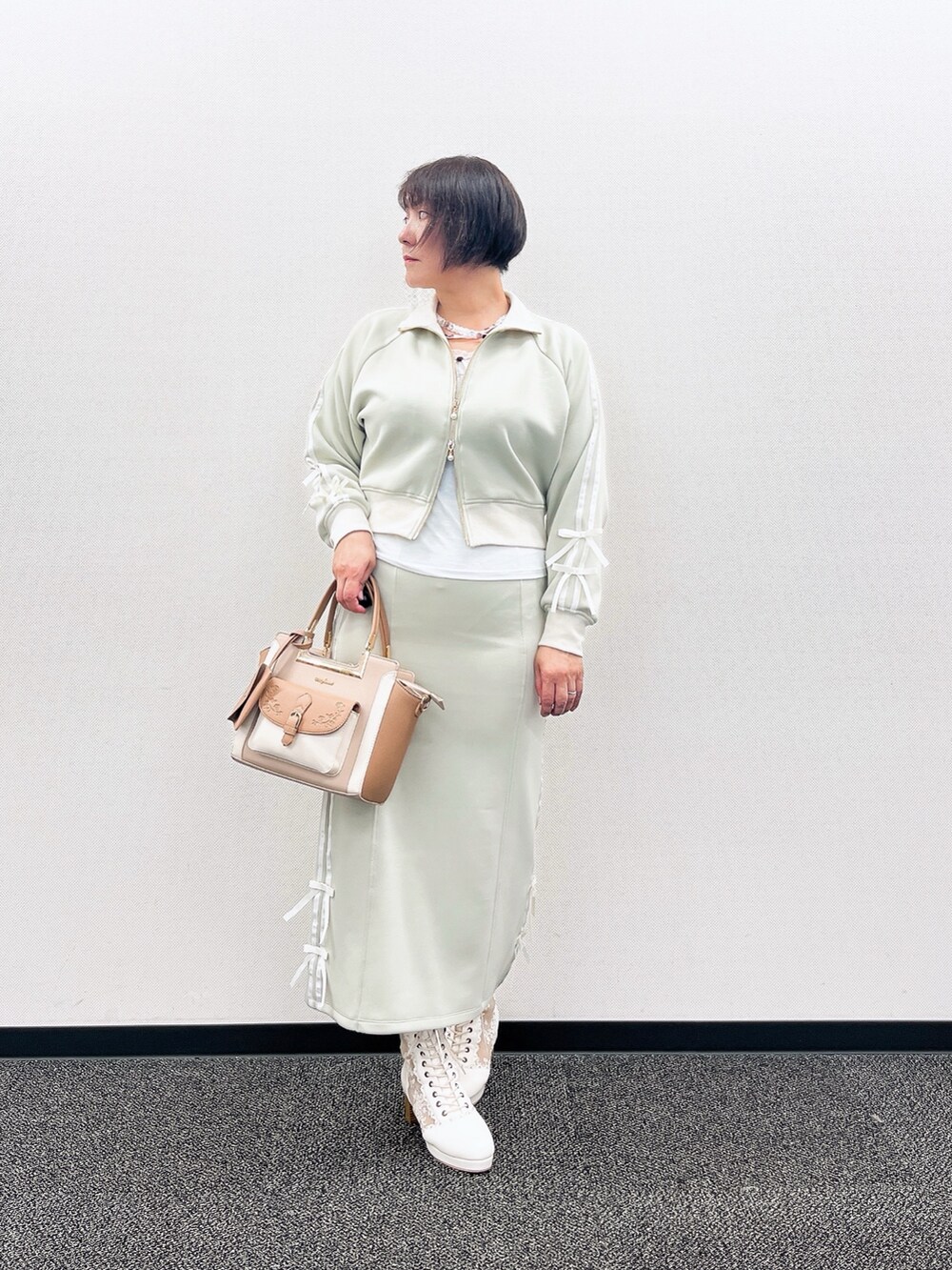 「スポーツミックス、春コーデ、axes femme、春服、お出かけコーデ、きれいめカジュアル、大人女子、春カラー、オトナ女子、おしゃれさんと繋がりたい、いいね、save、フォローお願いします🤑、春服みてみて、淡色女子、春」｜「axes femmeのレース切替編み上げブーツ（ブーツ、ホワイト系）」を使った、ジョーさん（レディース・161cm）の春コーディネートの2枚目の写真