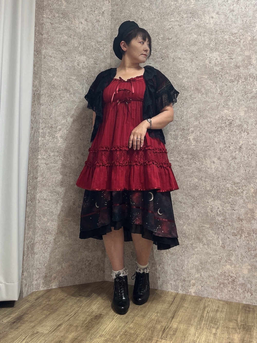 「赤×黒、チュニック、チュニックワンピ、チュニックコーデ、フェミニン、フェスコーデ、axes femme、夏コーデ、おしゃれさんと繋がりたい」｜「axes femmeのチュールレースアップブーツ（ブーツ、ブラック系）」を使った、ジョーさん（レディース・161cm）の夏コーディネートの2枚目の写真