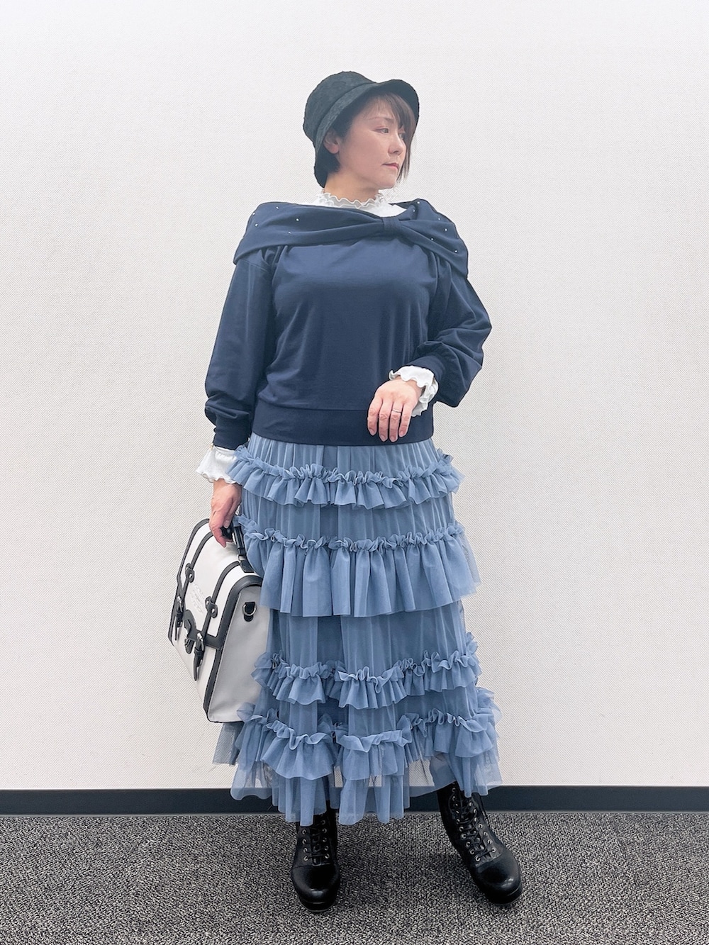 「axes femme、春、休日スタイル、大人女子、お出かけコーデ、ゆったり、ゆったりシルエット、ふんわりスカート、ふんわりフェミニン、リボン」|「axes femmeのレース切替編み上げブーツ(ブーツ、ブラック系)」を使った、ジョーさん(レディース・161cm)の冬コーディネートの2枚目の写真