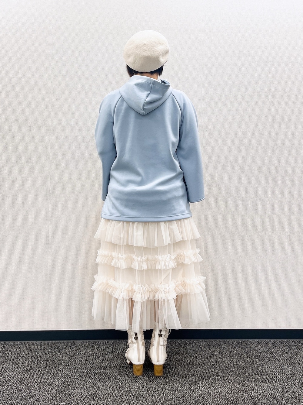 「axes femme、大人かわいい、春服、ラクチンコーデ、春、休日スタイル、オトナカワイイ、ママファッション、お洒落さんとつながりたい、ゆったり、ゆったりシルエット、ふわふわ、ふわふわスカート、ぼうしかぶってみた、40代ファッション」|「axes femmeの2WAYラメリブプルオーバー(Tシャツ/カットソー、ホワイト系)」を使った、ジョーさん(レディース・161cm)の冬コーディネートの5枚目の写真