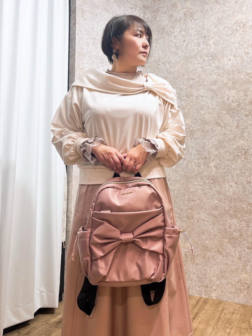 「春色、春めき満開コーデ、axes femme、オトナカジュアル、大人女子、大人コーデ、ゆるシルエット、春カラー、お出かけコーデ、骨格ストレート、お洒落さんとつながりたい、春服」|「axes femmeのレース切替編み上げブーツ(ブーツ、ホワイト系)」を使った、ジョーさん(レディース・161cm)の春コーディネートの2枚目の写真