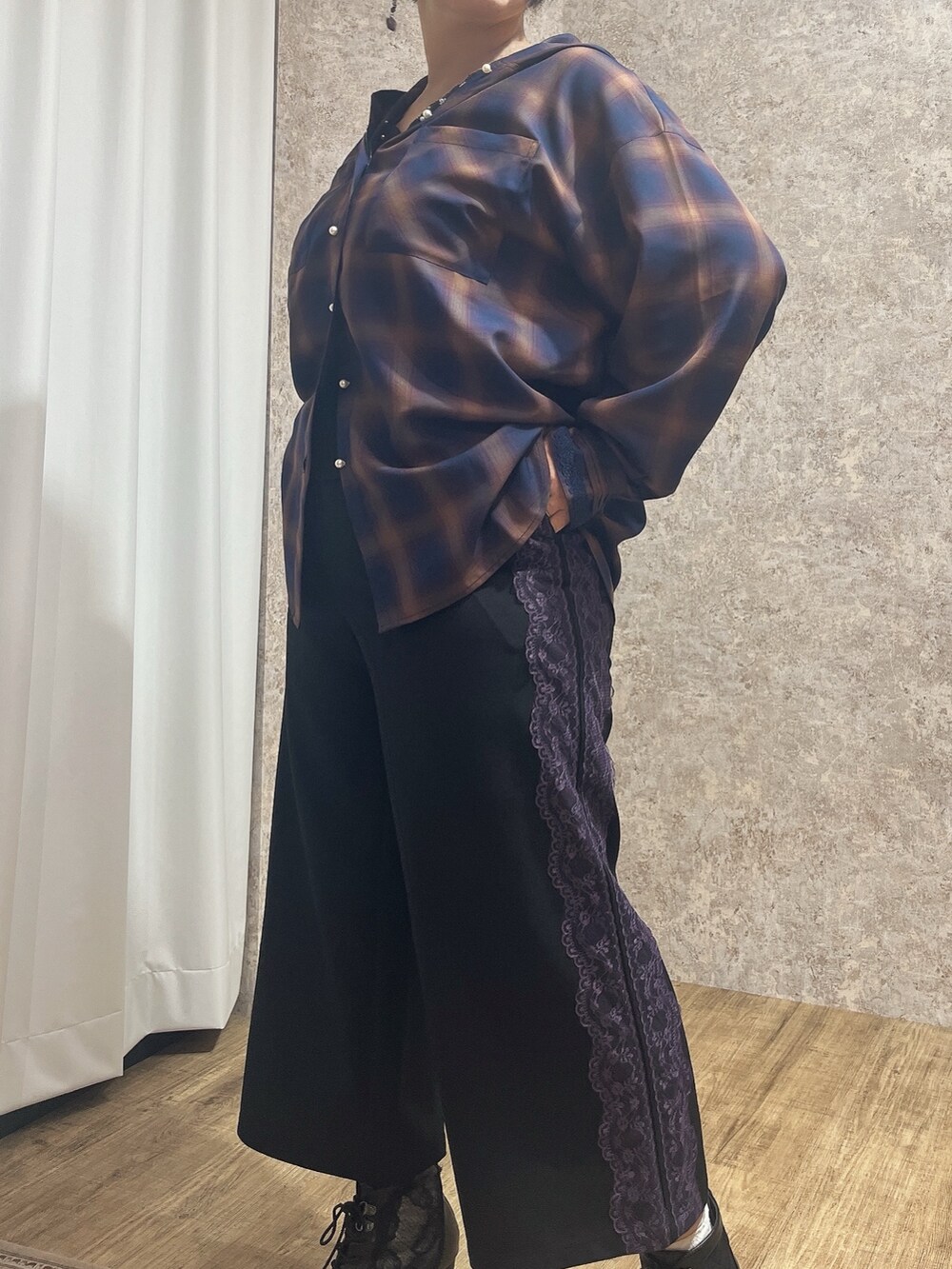 「お出かけコーデ、axes femme、秋のコーデ、秋服、秋服準備はじめました、カジュアルコーデ、パンツスタイル、大人ファッション、初秋コーデ、いいね、save、フォローお願いします🤑、お洒落さんとつながりたい、ママファッション、秋先取りコーデ」｜「axes femmeの吸水速乾レースタンク（タンクトップ、ブラック系）」を使った、ジョーさん（レディース・161cm）の夏コーディネートの4枚目の写真