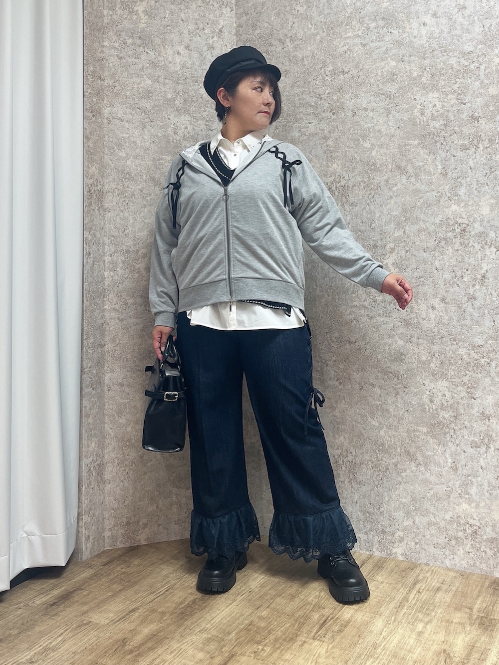「秋服準備はじめました、axes femme、休日スタイル、デニム、初秋コーデ、オトナカジュアル、ラクチンコーデ、今から使える秋の先取りコーデ、パンツスタイル、秋先取りコーデ、おしゃれさんと繋がりたい」|「axes femmeのバックル使いワークブーツ(ブーツ、ブラック系)」を使った、ジョーさん(レディース・161cm)の夏コーディネートの3枚目の写真
